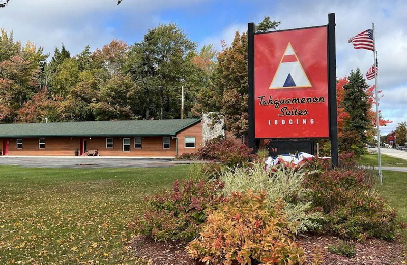 Tahquamenon Suites Lodging (Travelers Motel)